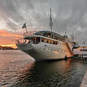 Maelardrottningen Yacht Hotel na wodzie